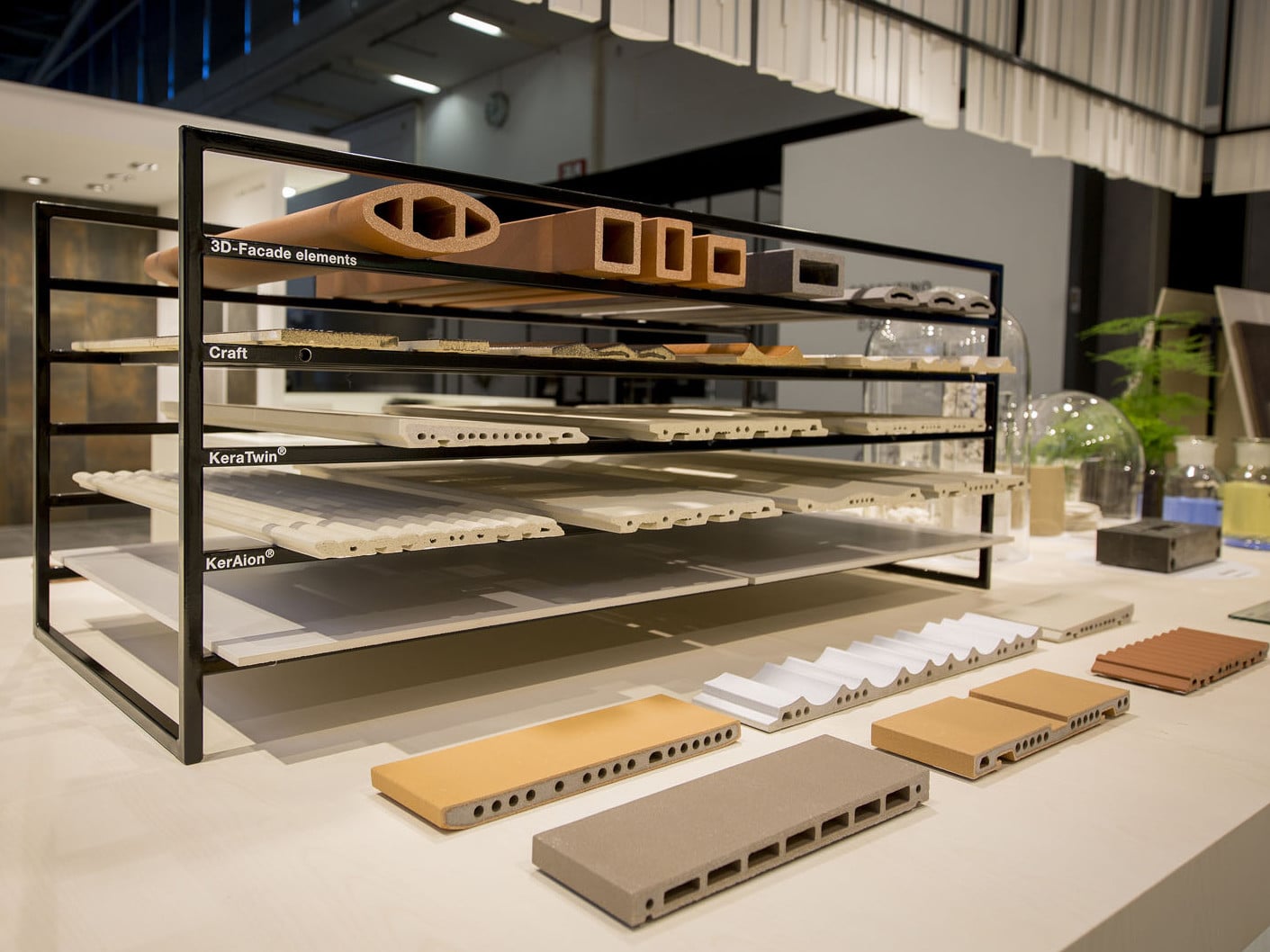 Der Werk- und Baustoff Keramik wurde auf der BAU 2017 durch eine interaktive Präsentation am Agrob Buchtal-Stand visualisiert; die Konzeption dazu stammte von Hadi Teherani Design