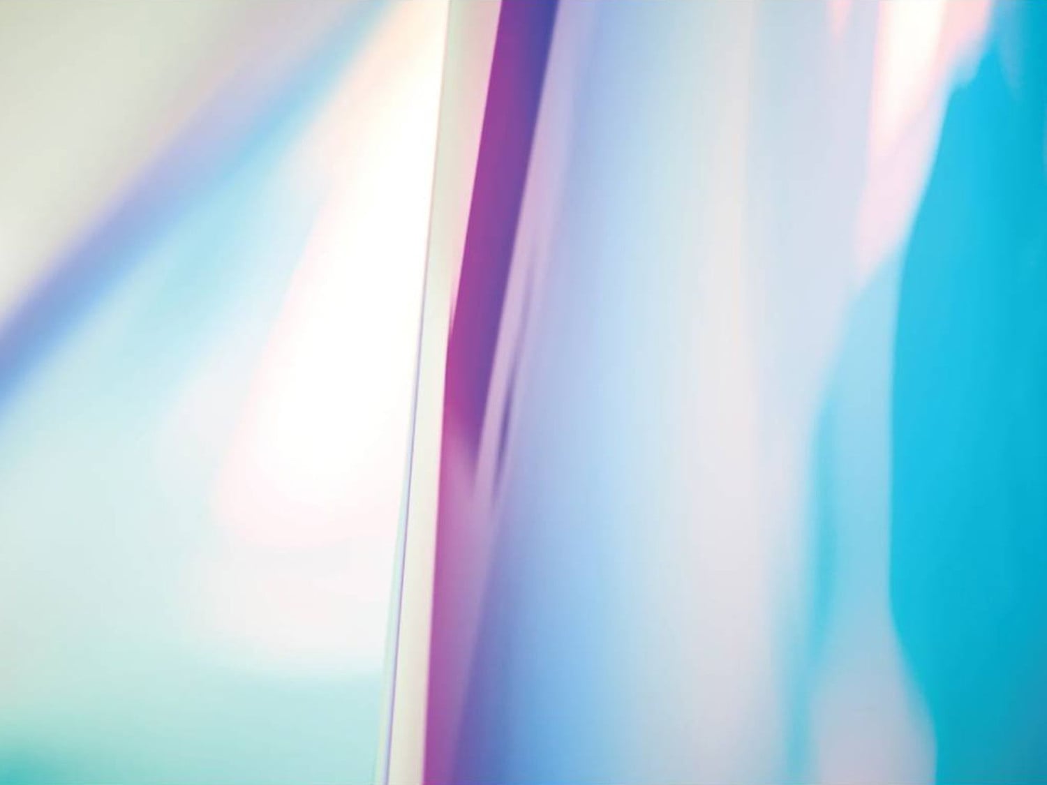 Die Variante Dichroic Blaze wechselt zwischen Cyan, Blau und Magenta hin zu Rot und Gold