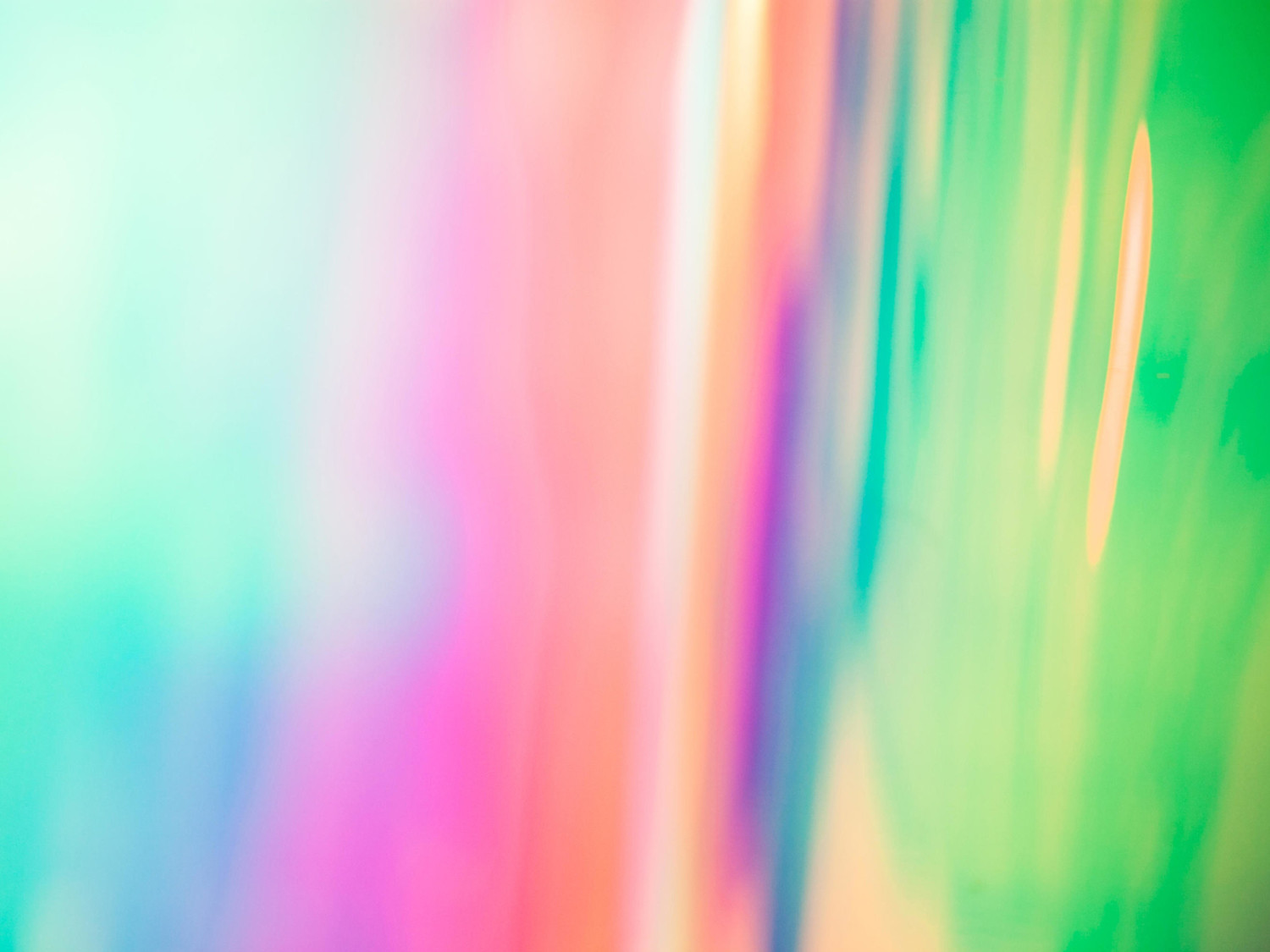 Die Variante Dichroic Chill wechselt ihre Farben von lichtdurchlässigen, kühlen Blautönen über Magenta und Gelb hin zu reflektierendem Gold und Blau