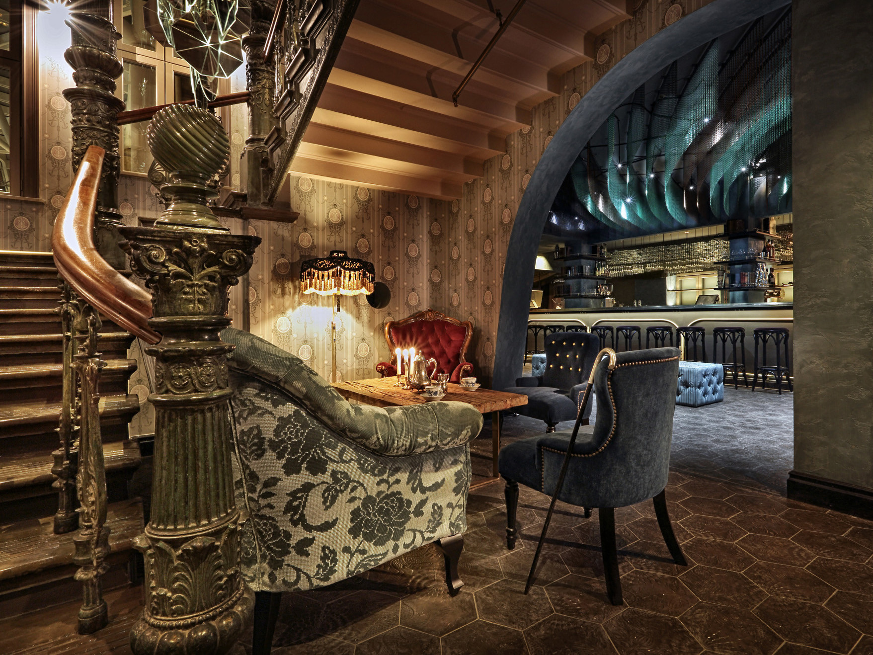Lobby mit Blick auf die Bar und das Haupttreppenhaus