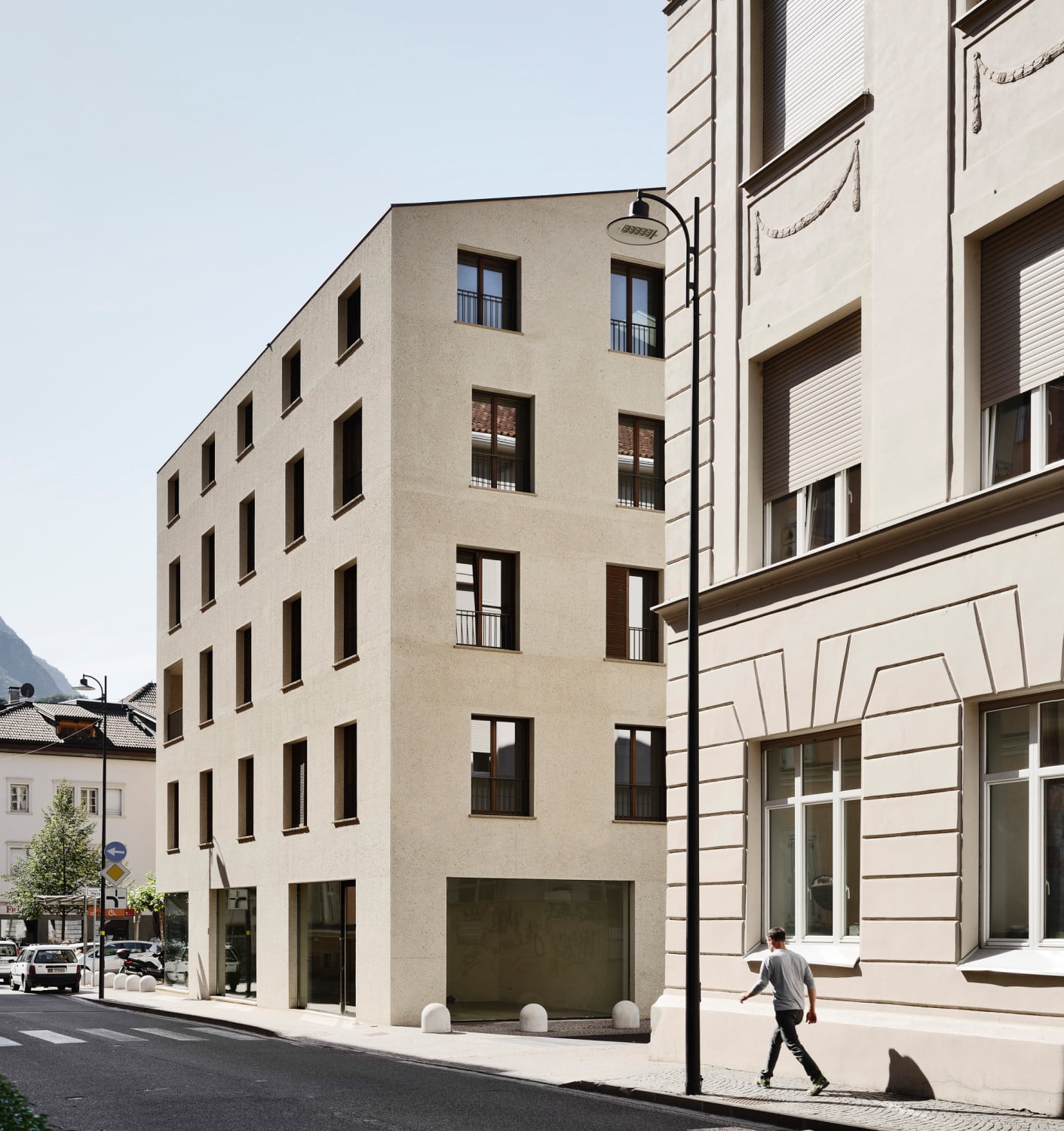 Der gestockte Sichtbeton wirkt wie ein rauer Verputz und harmoniert mit den Nachbargebäuden