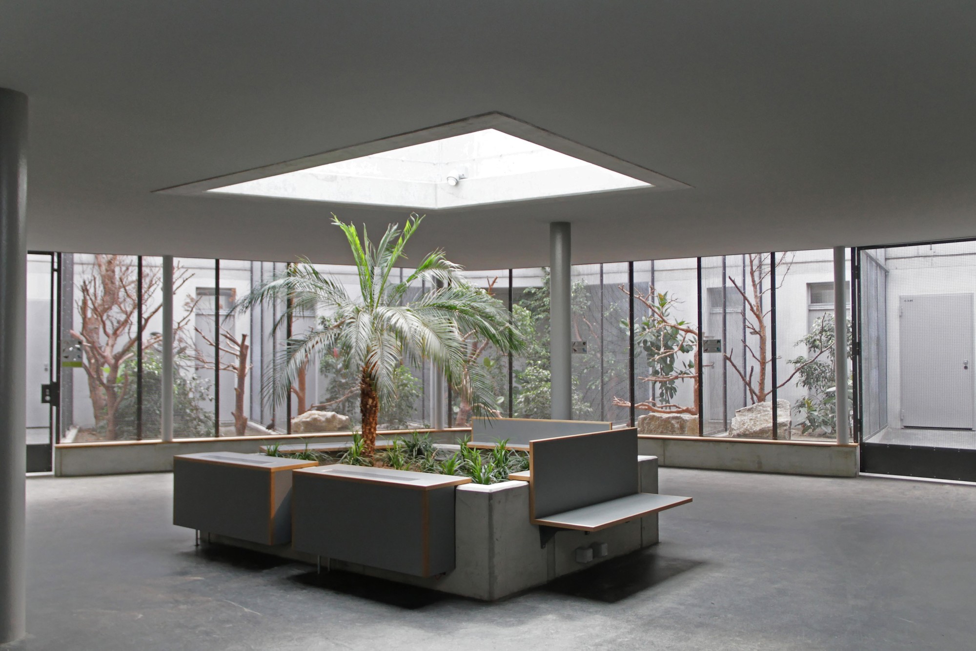 Im Gebäudekern dominieren Glas und Sichtbeton