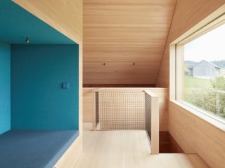 Das Ferienhaus liegt auf dem Höhenzug Rotenberg, stammt aus den 1960er Jahren und wurde kürzlich durch Georg Bechter saniert und vergrößert