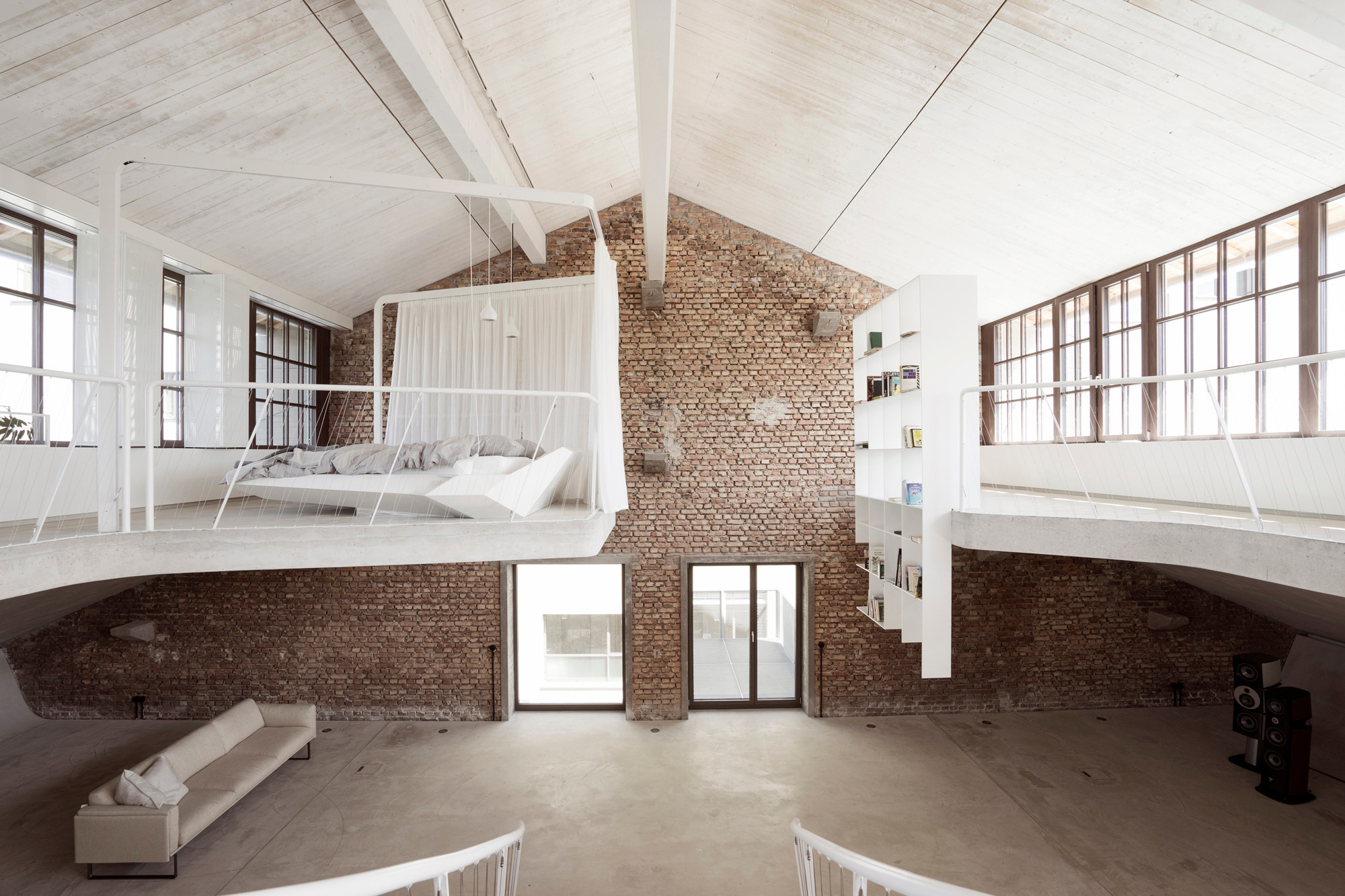 Das obere Geschoss der ehemaligen Panzerhalle verwandelten Smartvoll Architekten in ein großzügiges Loft