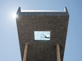 Die Glaselemente im Boden und der Stirnwand machen das Baden zu einem ganz besonderen Erlebnis