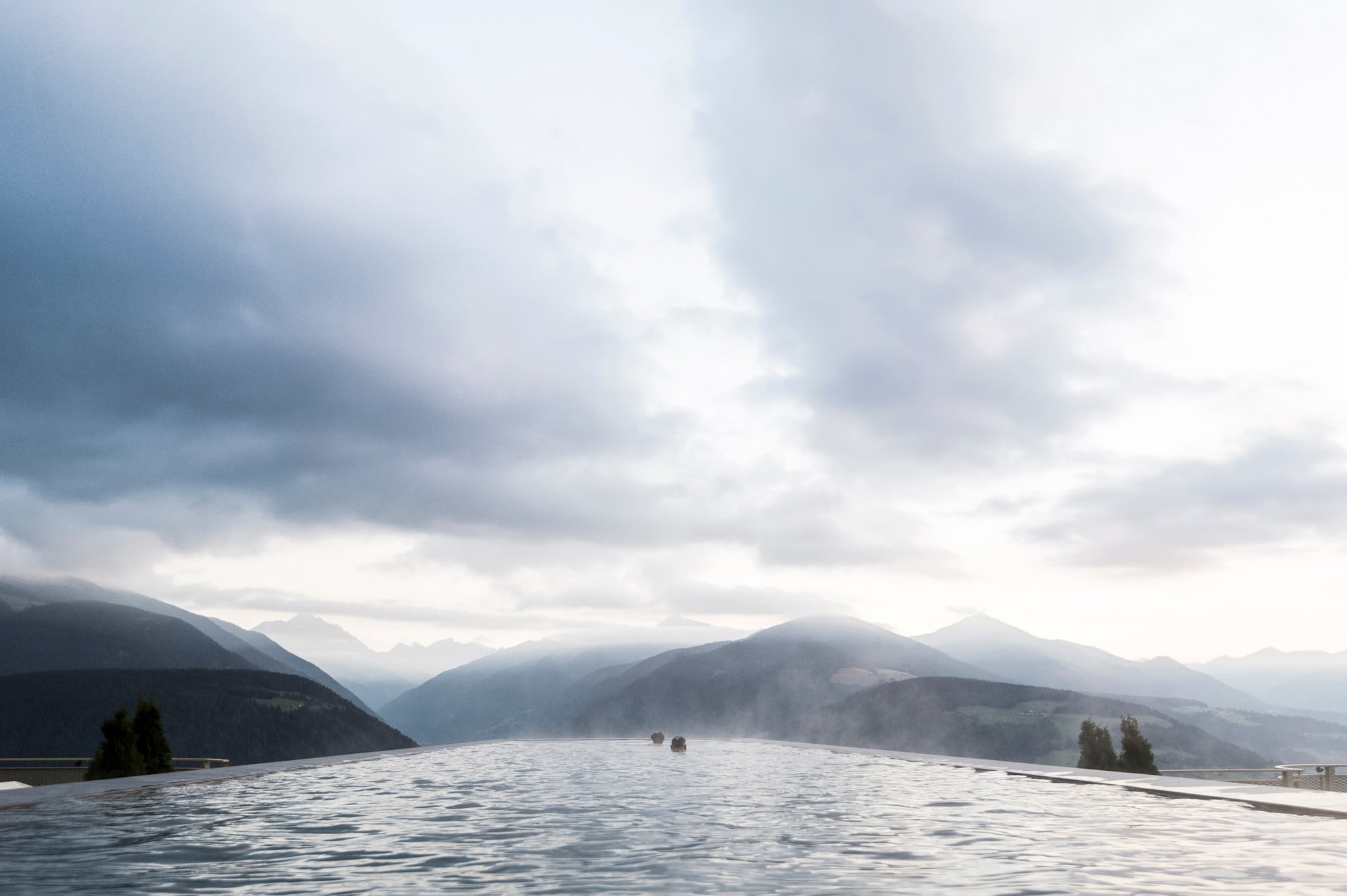 Zwischen Himmel und Erde im Wasser schwebend, können die Badenden die grandiose Aussicht genießen