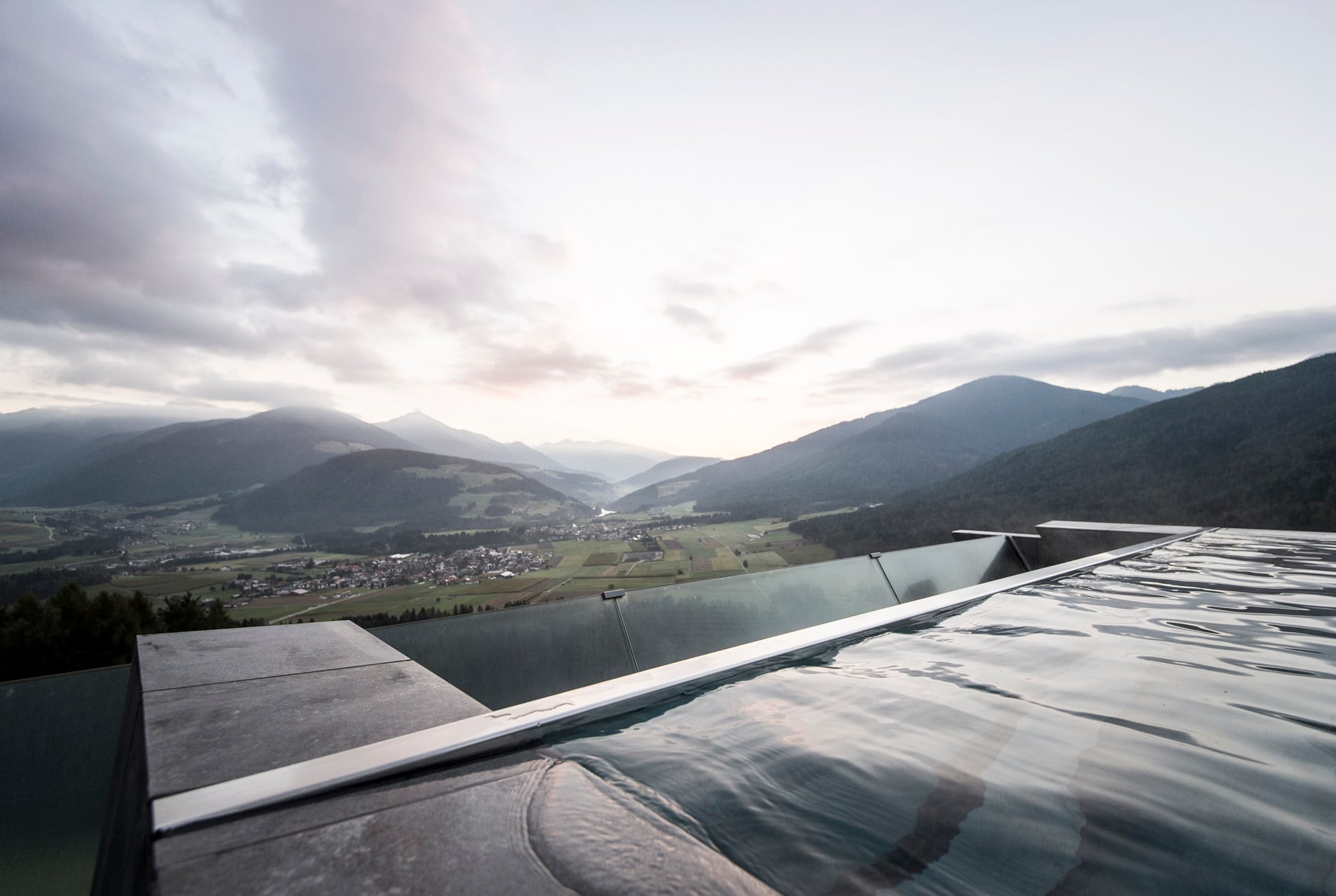 Zu Füßen des Panoramapools erstreckt sich das Südtiroler Pustertal