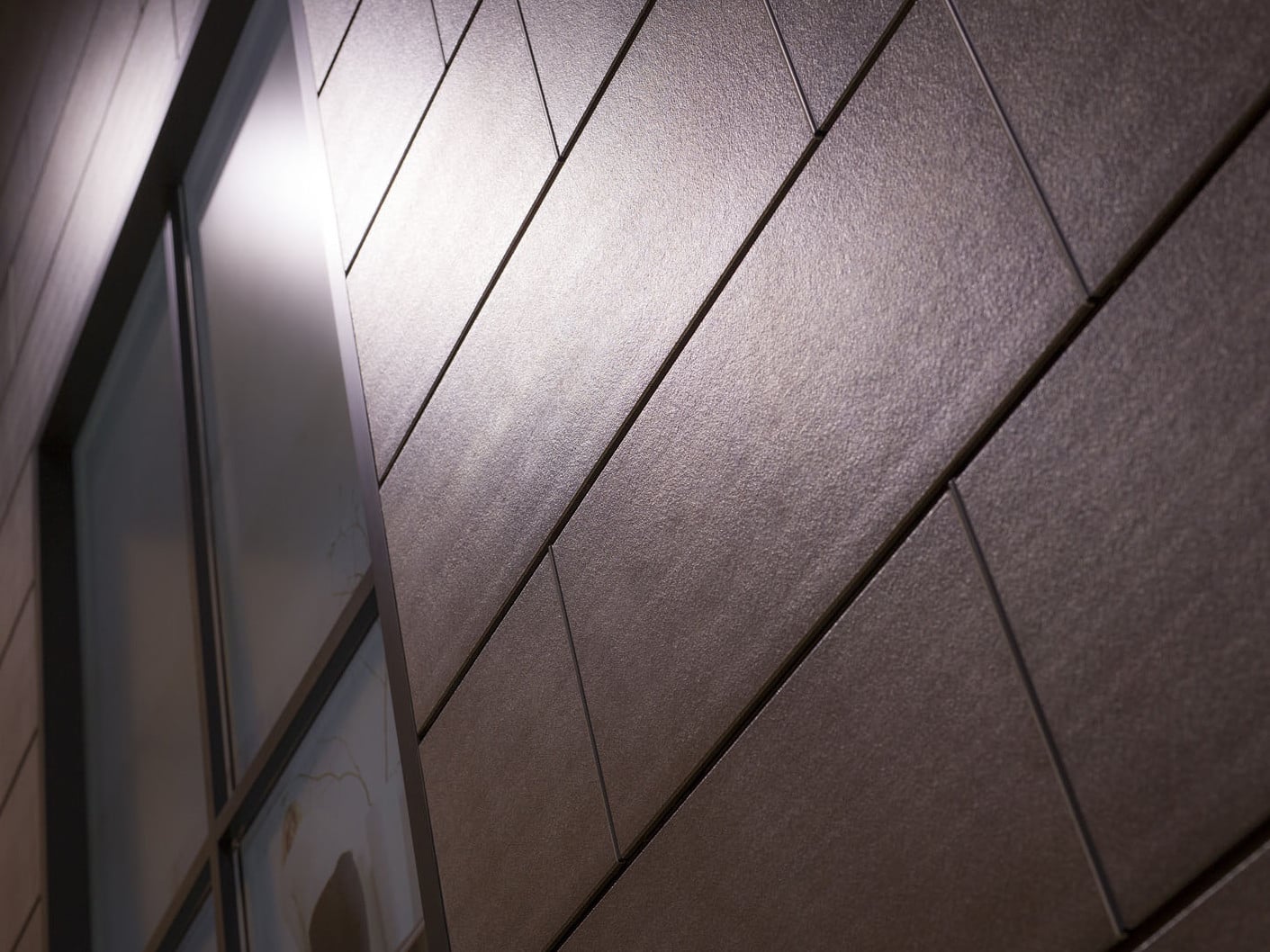 Mit den Metallic-Glasuren sind changierende Farbespiele an der Fassade möglich