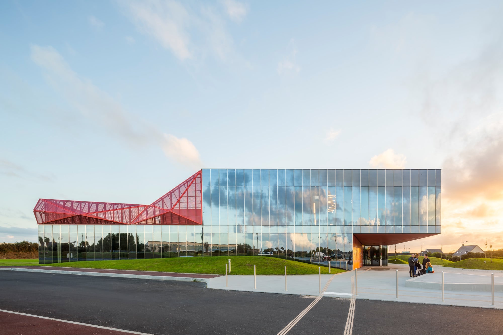 Der neue Zentrum ist ein spannungsvoller Hybrid aus zwei ziemlich gegensätzlichen Gebäudeteilen