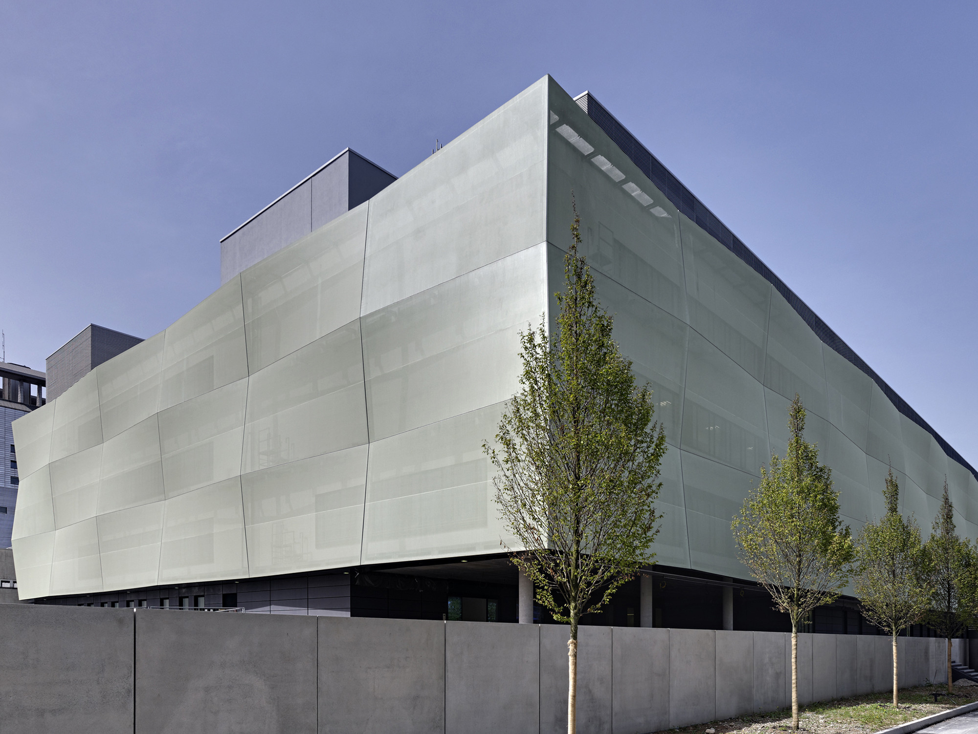 Das textile Gewebe erlaubt eine Durchsicht von innen nach außen und bietet gleichzeitig Sicht- und Sonnen- sowie Schlagregenschutz: OP-Zentrum in Großhadern 