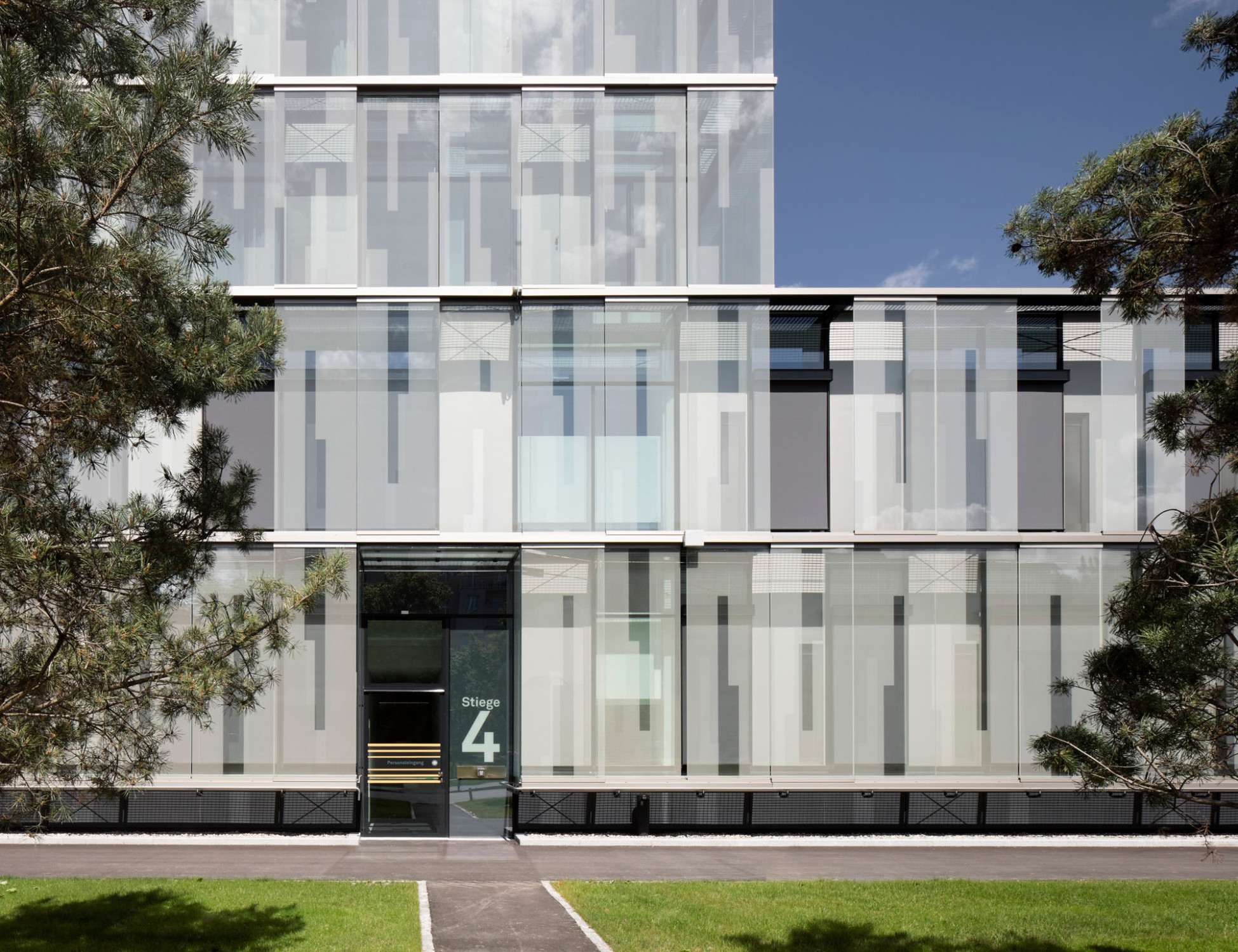 Bedruckte, verschiebliche Glaselemente sind charakteristisch für die Fassade und fungieren als Sonnenschutz