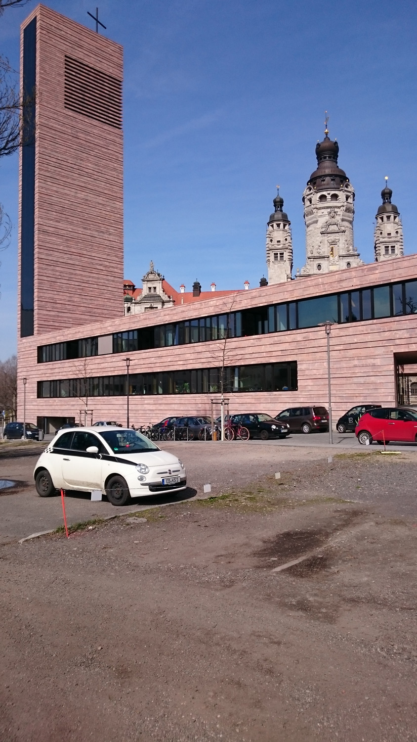 Der 50 Meter hohe Glockenturm definiert mit dem (doppelt so hohen) Rathausturm auf der anderen Straßenseite eine Torsituation