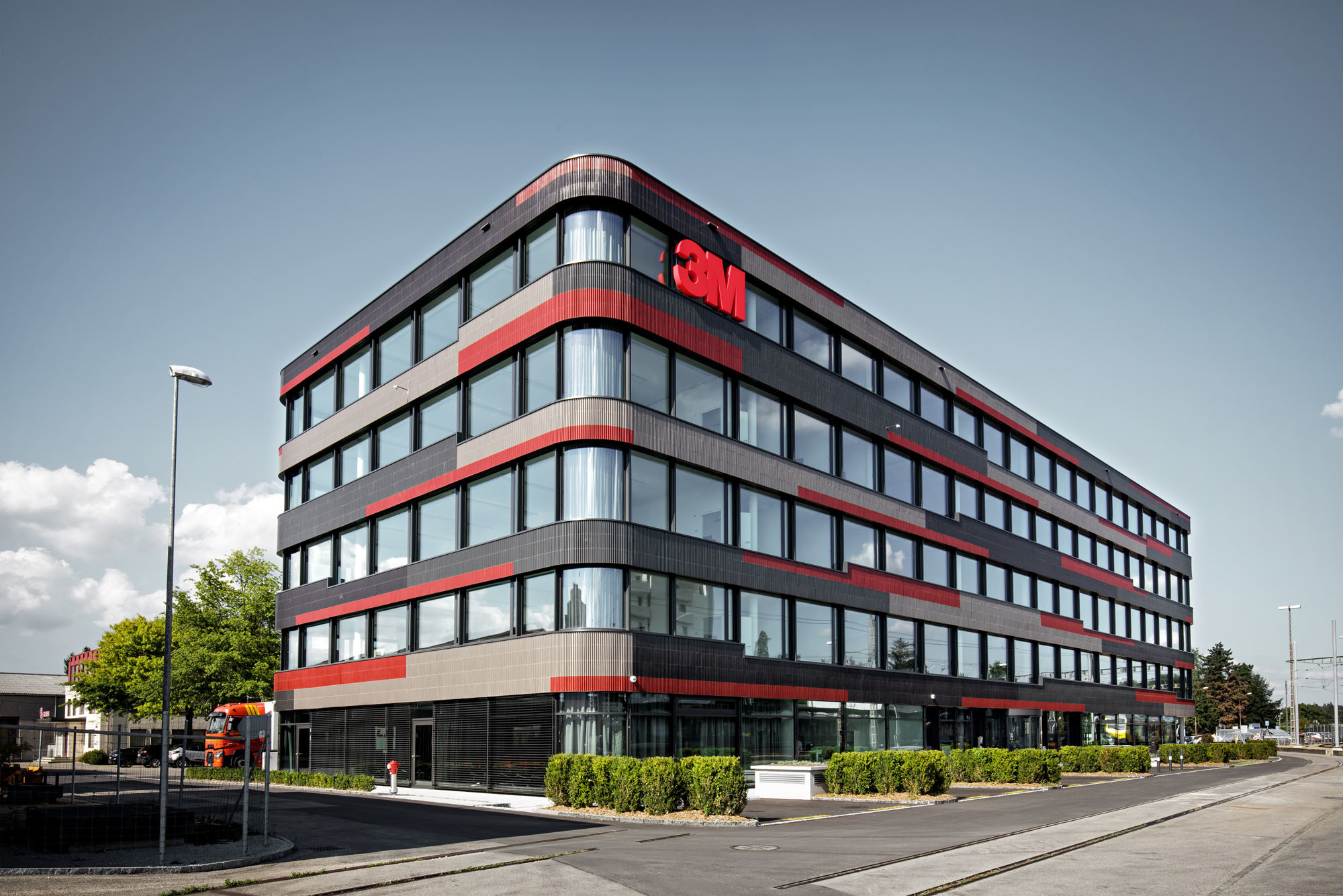 Je nach Sonnenstand zeigt sich die Fassade den Vorbeifahrenden immer wieder anders (Südansicht)