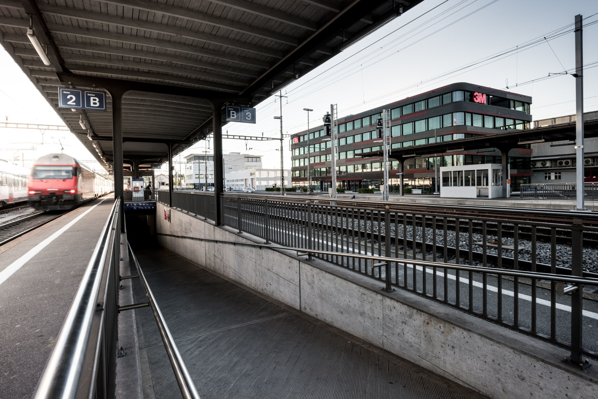 Die profilierte Fassadenkeramik greift die Farben der Schweizer Bundesbahn auf