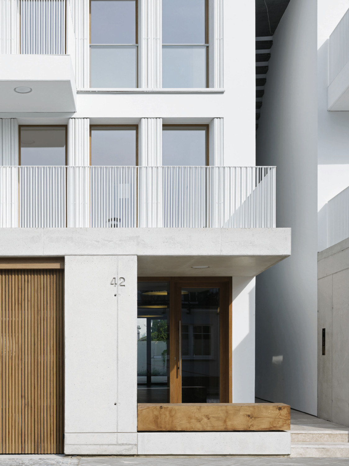 Beiden Häusern ist eine für die Bäderarchitektur typische Veranda vorgelagert, allerdings in einer sehr modernen Formensprache