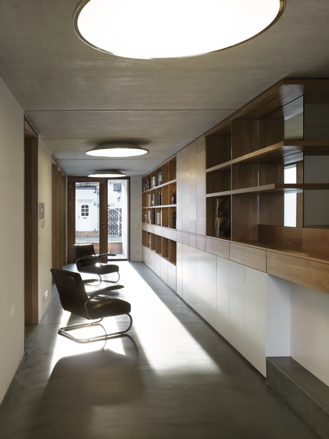 Im nördlichen Haus (Nummer 42) befindet sich ein Whisky-Fachgeschäft (Abb. Innenansicht mit Blick zur Straße)