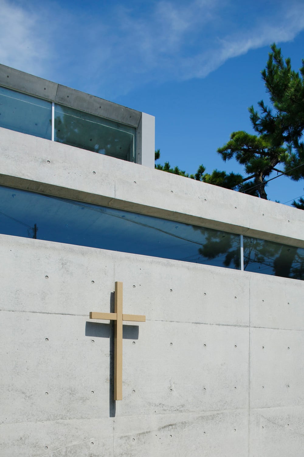 Das Kreuz aus Terrakotta ist aus geweihtem Boden (Sand) vom Grundstück der alten Kapelle geformt