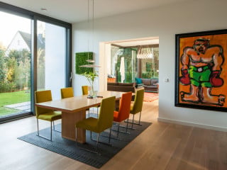 Das von dem Architekten Javier Palancares entworfene Einfamilienhaus befindet sich nördlich des Kurparks von Bad Homburg