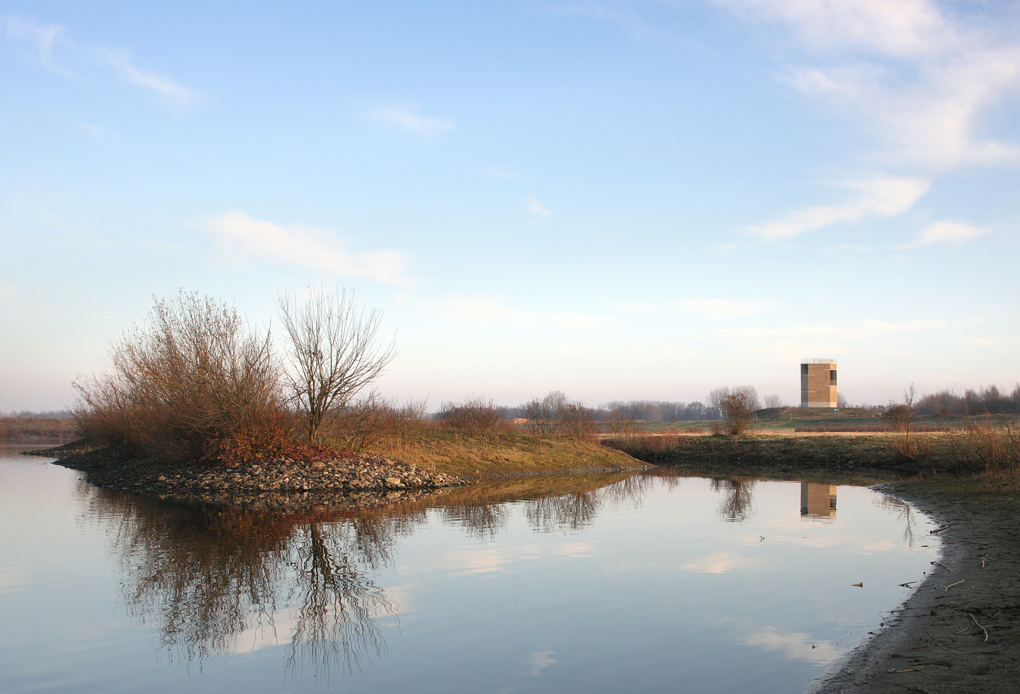 Der Boden der Flusslandschaft besteht aus Kies, Sand und Lehm