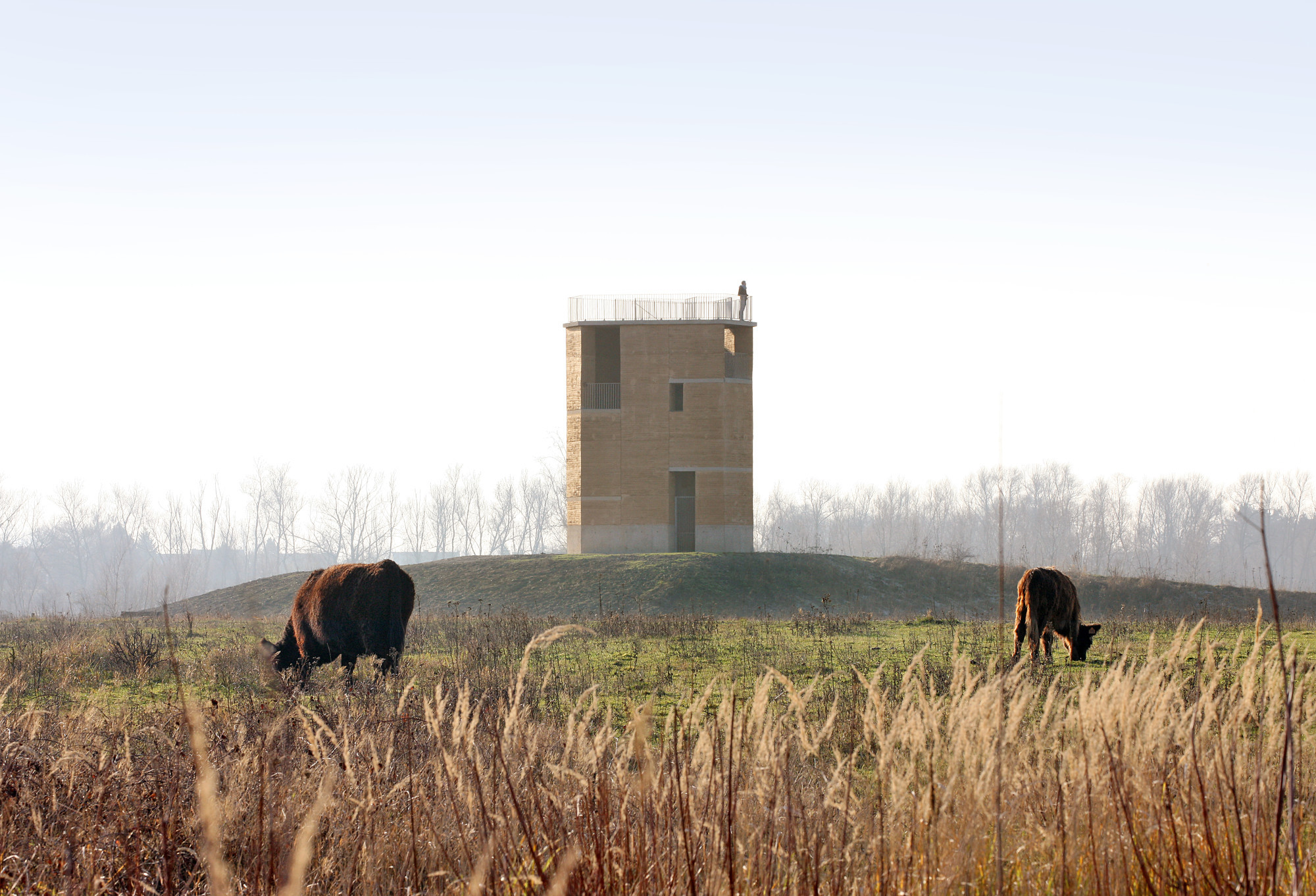 Aus den lokalen Materialien Lehm, Erde und Kies besteht auch der Turm, den De Gouden Liniaal Architecten entworfen haben