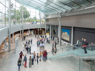 Das gläserne Eingangsgebäude entstand zwischen Bestands- und Erweiterungsbau des Van Gogh Museums in Amsterdam