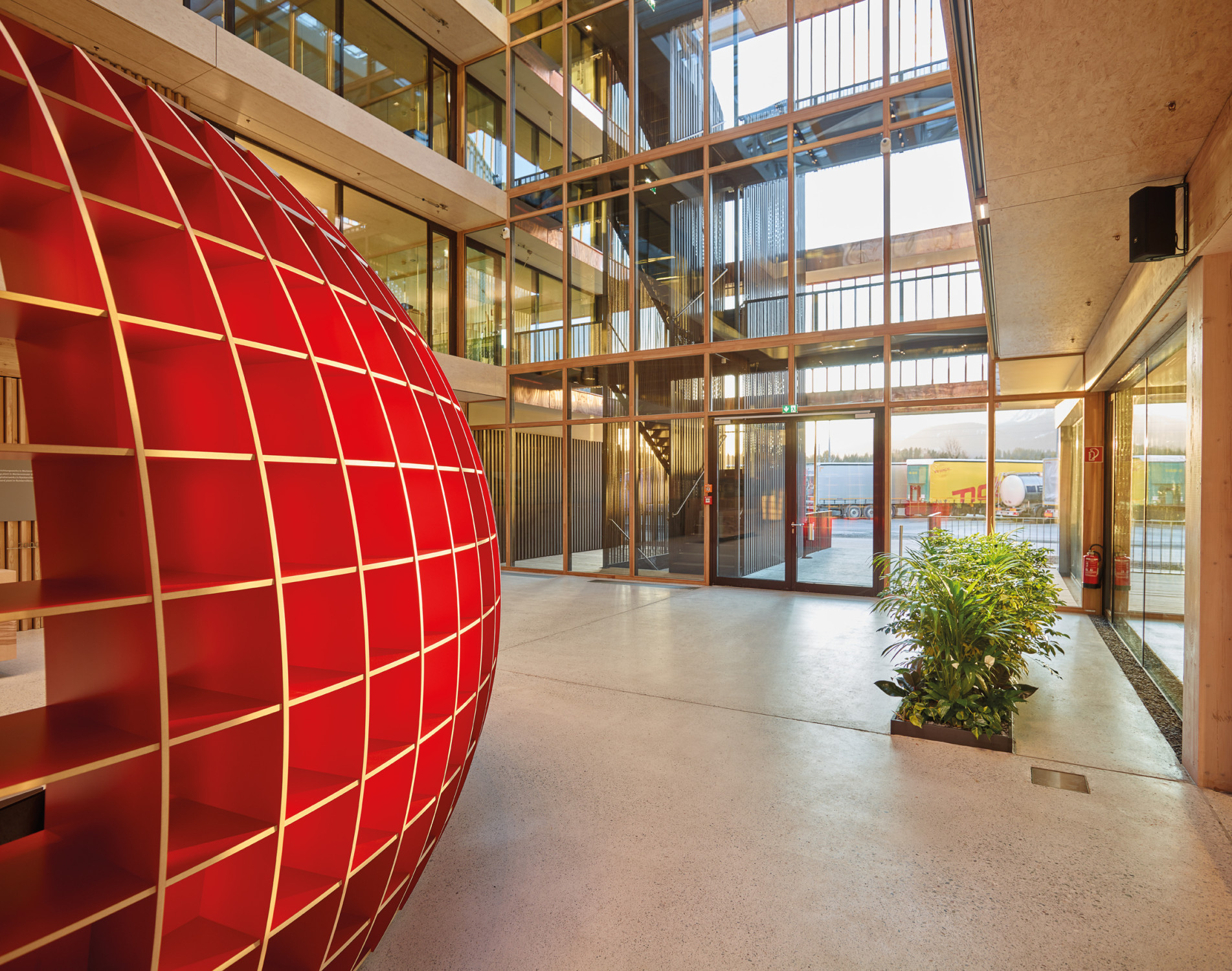 Durch Brandschutzverglasungen vom Atrium abgetrennt, dienen zwei weitere Treppentürme als zusätzliche Fluchtwege.