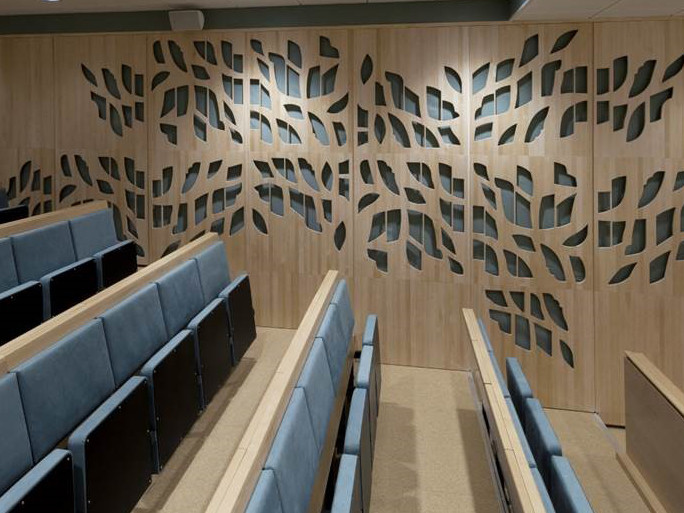 Die perforierten hölzernen Wandverkleidungen von der Künstlerin Ilona Rista sehen nicht nur schön aus, sondern sorgen auch für eine gute Raumakustik (Abb.: IR Relief Foliage im Auditorium der Fennia Gruppe)