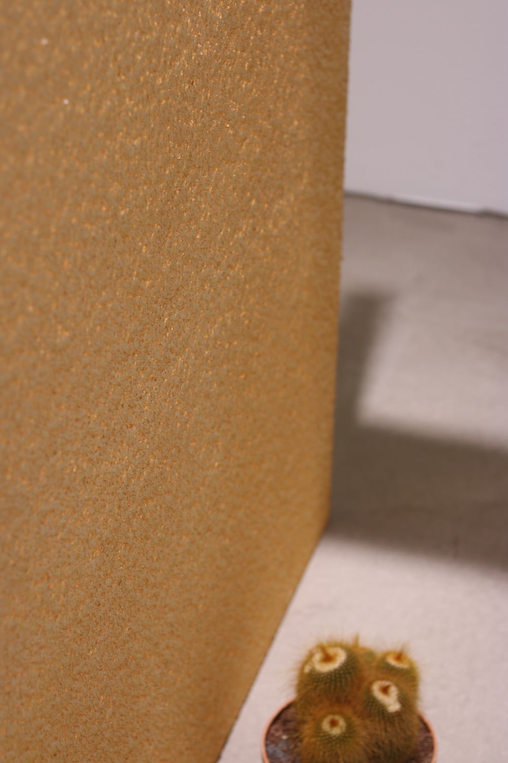 Die unregelmäßige Textur besteht aus einem Materialmix aus Baumwollfasern und Stärke