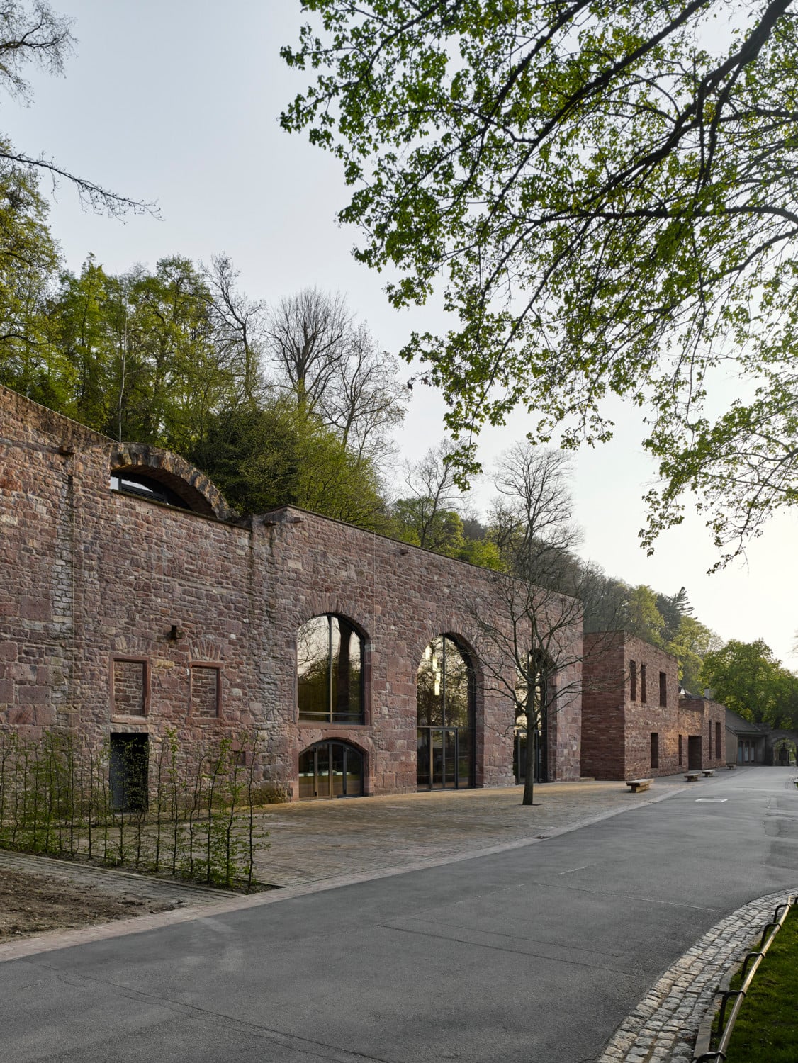 Die Um- und Neugestaltung des Ensembles am Eingangsweg zum Schlosshof obliegt dem Architekturbüro Max Dudler, von dem auch das Besucherzentrum stammt (rechts im Bild)