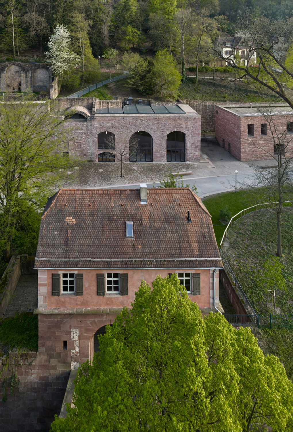 Die Sattelkammer liegt in einer Achse mit dem Torhaus, durch das der Schlosshof betreten wird