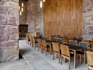 Nach dem denkmalgerechten Umbau wird heute in der Sattelkammer vom Schloss Heidelberg für das leibliche Wohl der Besucher gesorgt