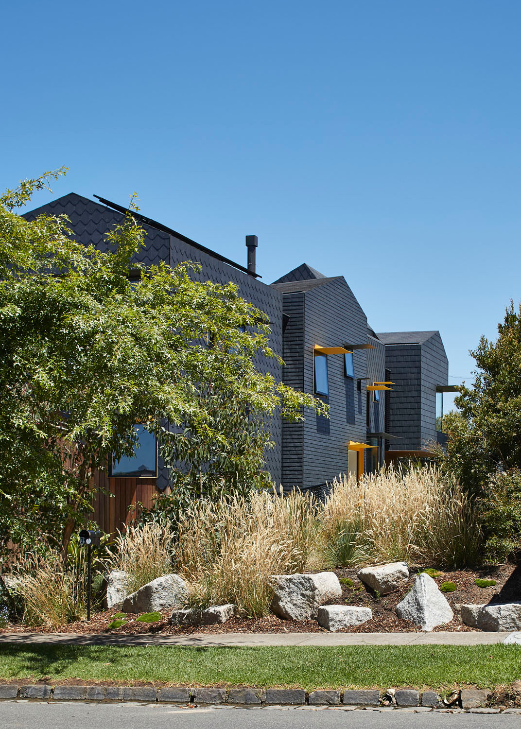 Generationenübergreifendes Wohnen, in einen Garten gebettet 