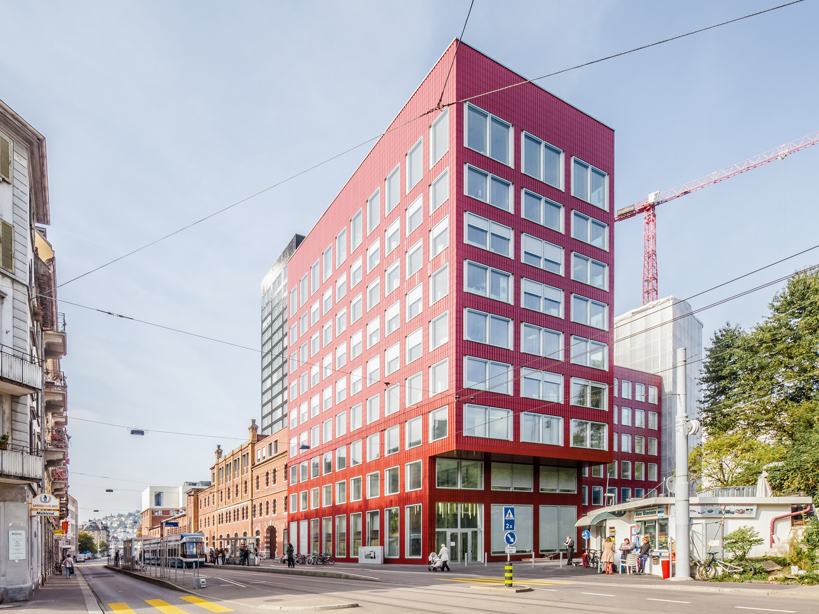 Der Bürobau kragt leicht Richtung Stadtzentrum aus, darunter befindet sich der Eingang (Südansicht)