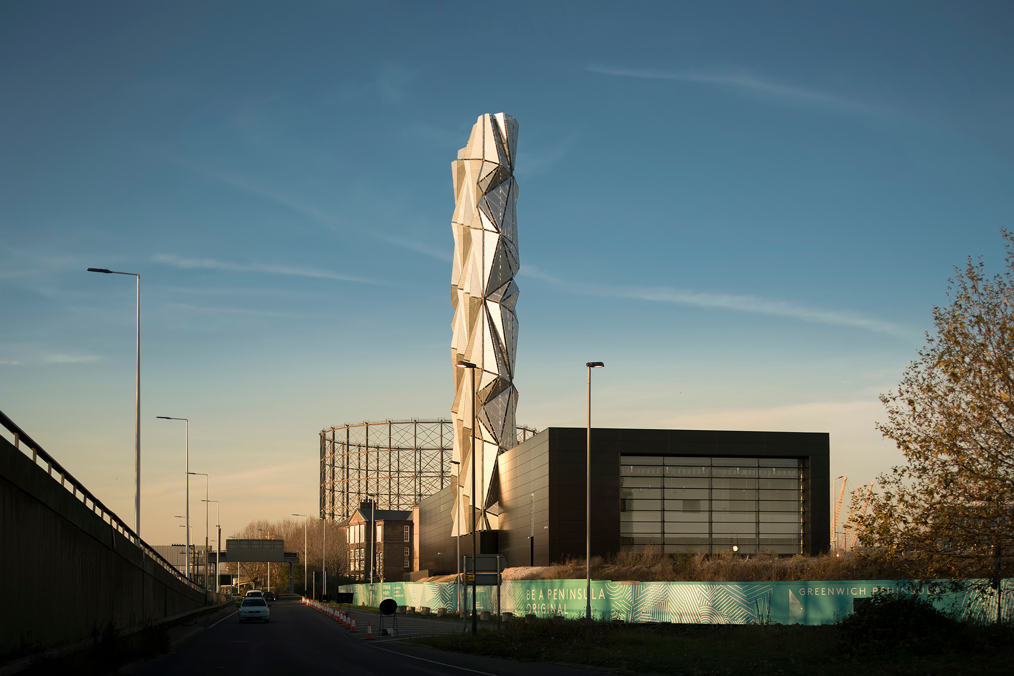 Das eigentliche Kraftwerk ist ein kompakter Quader mit schwarzer Fassade, geplant haben ihn C.F. Møller Architects