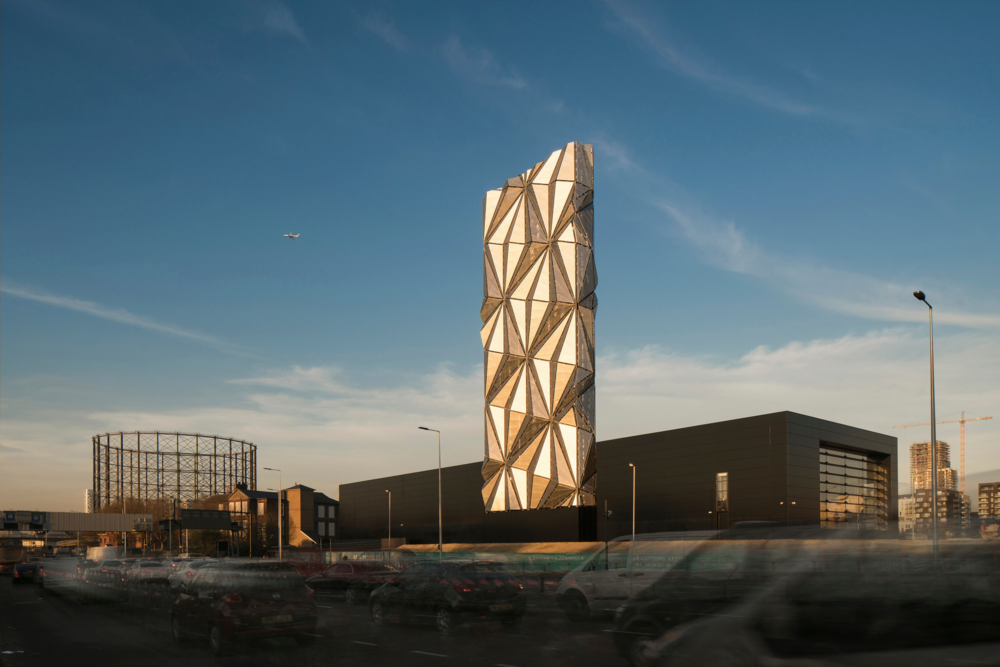Mit seiner skulptural gestalteten, weithin sichtbaren Esse markiert das Kraftwerk den Eingang zum künftigen Stadtviertel