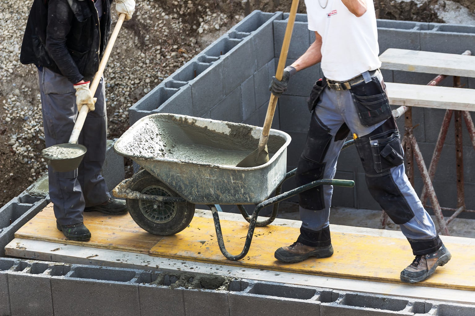 Auf der Baustelle werden die Kammern der Steine mit Ortbeton verfüllt, der statische Aufgaben übernimmt