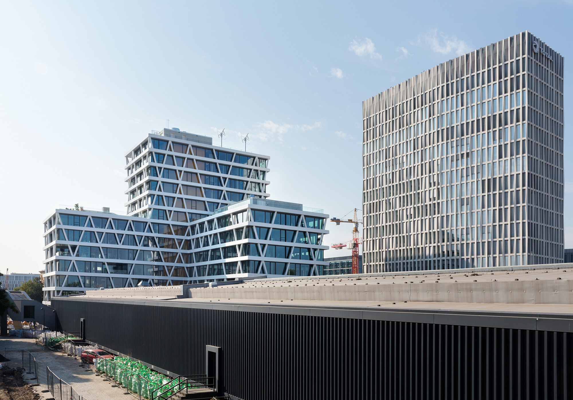 Zusammen mit dem 2012 fertiggestellten Tour Total markiert der Neubau den südlichen Eingang zur Europacity
