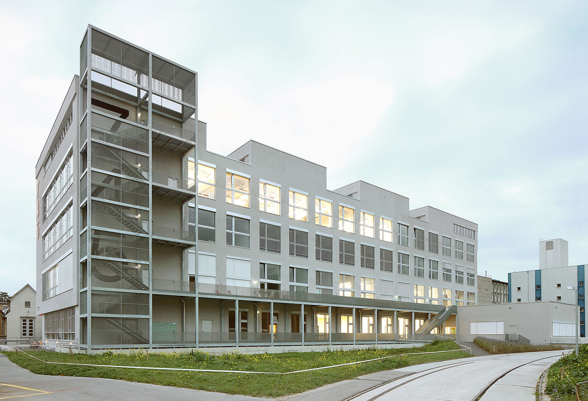 Die ehemalige Produktionshalle 745 wurde nach Plänen der Züricher Architekten EM2N umgebaut und energetisch saniert