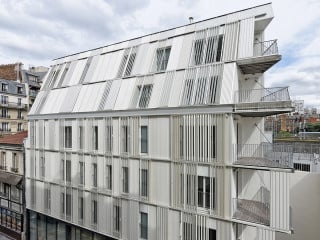 Das sechsgeschossige Wohnhaus steht nah an den Bahngleisen des Gare Montparnasse