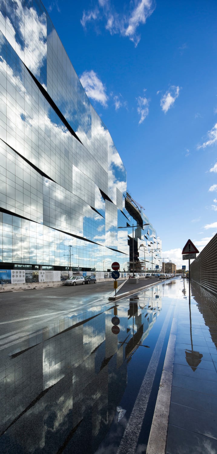Durch Spiegelungen entsteht der Eindruck, als würde sich der Himmel auf der Westfassade fortsetzen