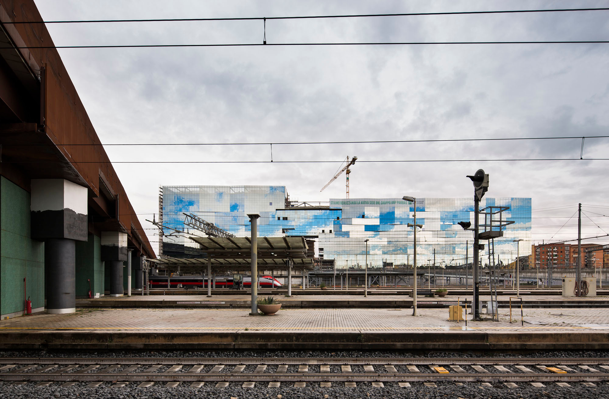 Vis-à-vis des Bahnhofs Tiburtina Roma gelegen, erhebt sich das Gebäude bis zu 60 Meter in die Höhe