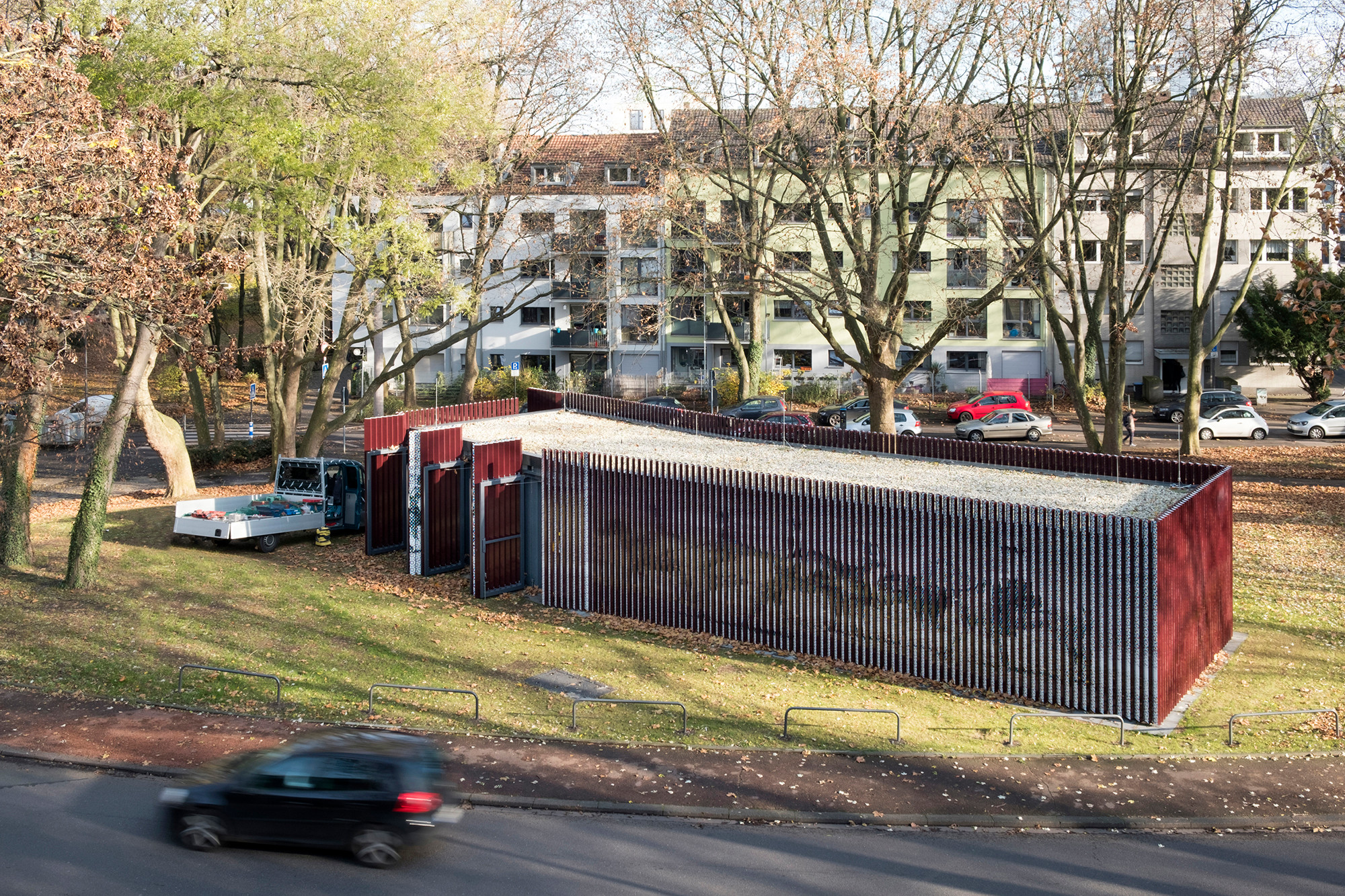 Konstruktiv wird das Gebäude aus Standard-Betonzellen gebildet, auf die eine Stahl-Unterkonstruktion und im 45-Grad-Winkel die Aluminiumlamellen montiert wurden