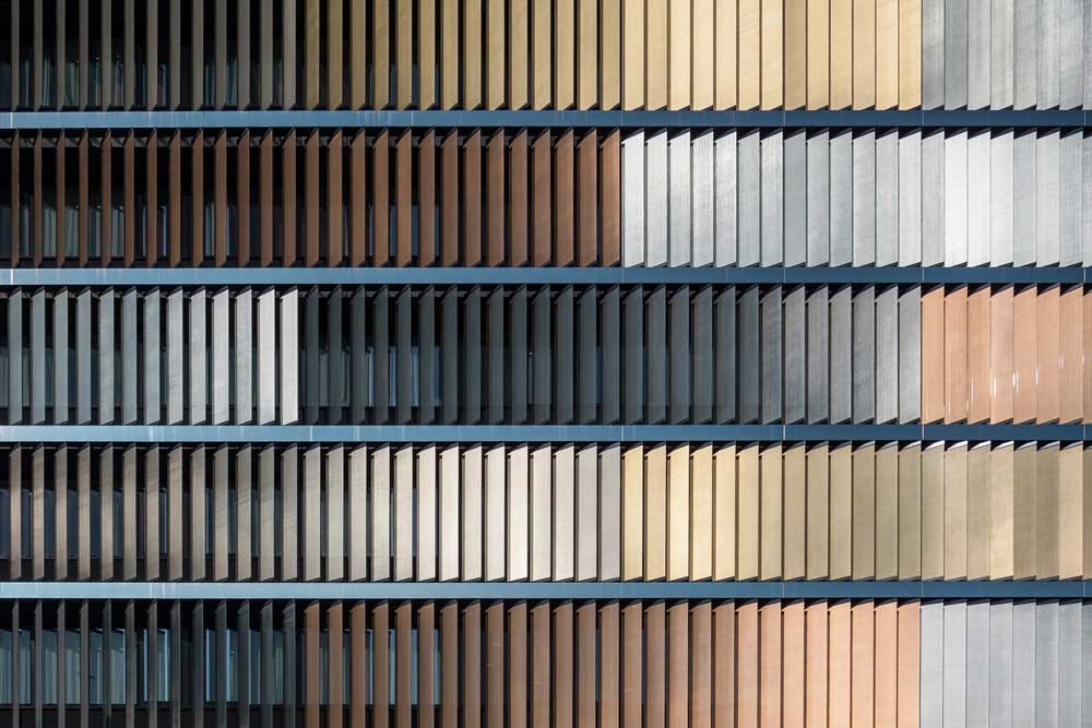 Das sogenannte Shadoglass ist mit dem speziell für den Sonnenschutz entwickelten Gewebe Sefar Architecture Vision aus Polyester-Monofilamenten versehen