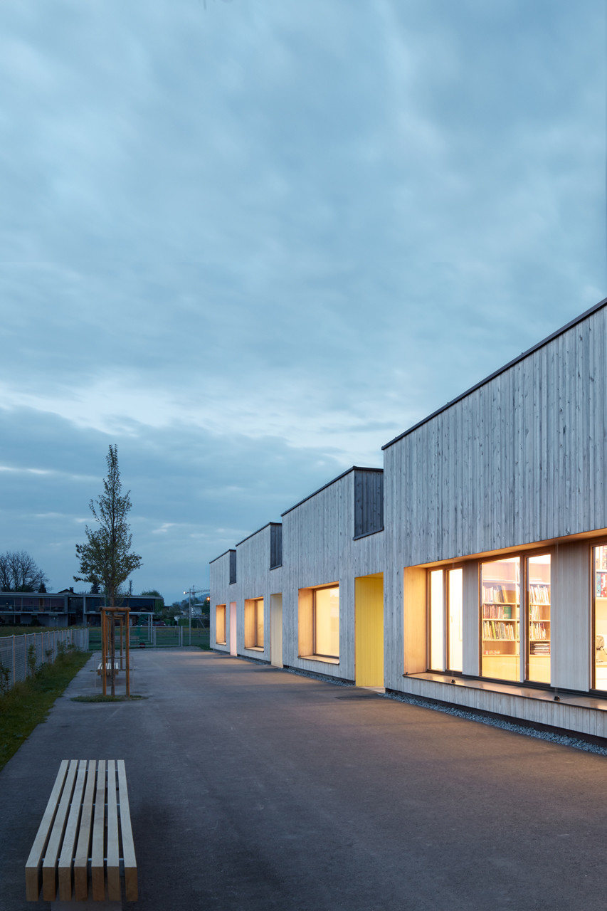 65 Kinder im Alter von 15 Monaten bis vier Jahren stehen 960 m² Nutzfläche und ein Garten zur Verfügung (Abb. Einggangsseite)