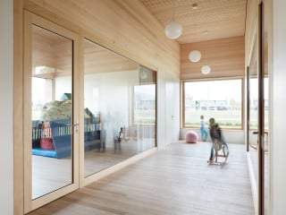 Der von Bernardo Bader Architekten geplante Holzbau in Lauterach ergänzt den zu klein gewordenen bestehenden Kindergarten