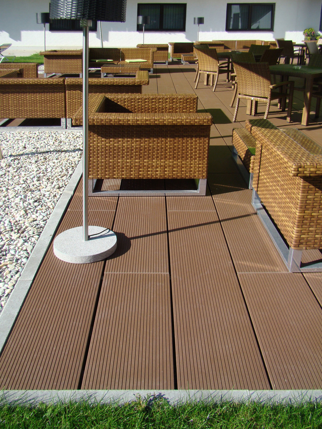 Auf dieser Terrasse kommt die Variante Kastanienbraun gerillt zum Einsatz