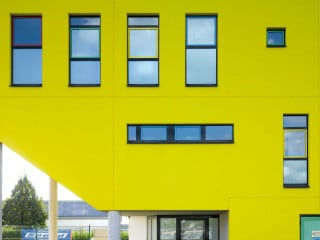 Dauerhaften Oberflächenschutz von Stahlbetonkonstruktionen bieten Versieglungen und Beschichtungen unter anderem vor Witterungseinflüssen