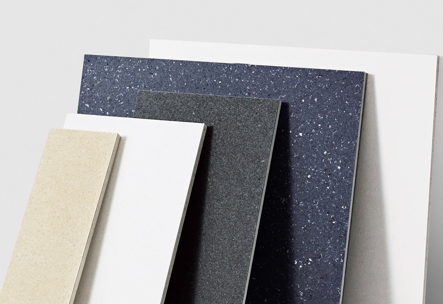 Das Plattenmaterial ist in den Farben Baumwollweiß, Blau, Schiefer und Natur erhältlich