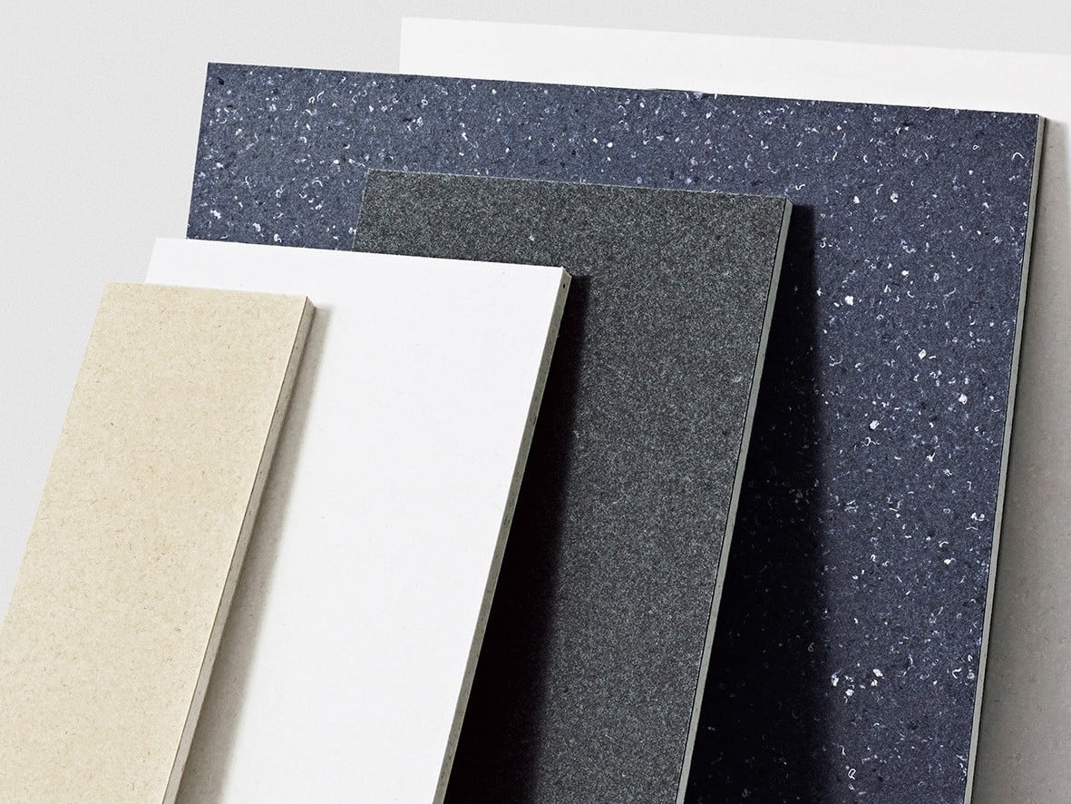 Bänke aus „Solid Textile Board“ nach Entwürfen von Max Lamb