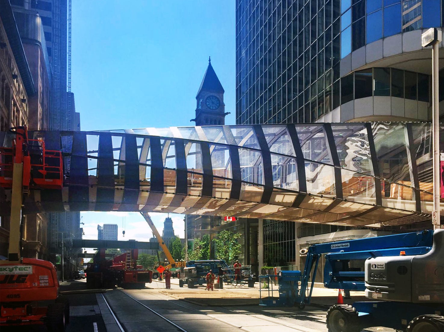 Die eingehobene TEC-Bridge verbindet die Hudson‘s Bay Shopping Mall mit dem Toronto Eaton Centre (TEC) auf der Queen Street West